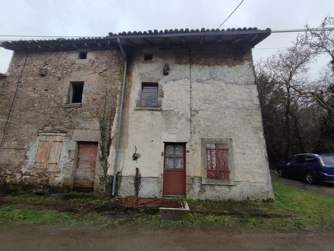 EXCLUSIVE TO BEAUX VILLAGES! In the heart of a small hamlet, just 4 minutes from the village of Oradour sur Vayres, less than 15 minutes from Châlus and Rochechouart and 30 minutes from Limoges airport. This granite stone building is in need of big r...