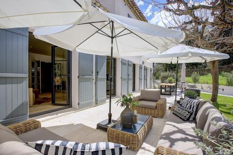 Summary Charming turnkey villa with top-of-the-range services enjoys total privacy and tranquility, while still being very close to the old village of Valbonne. The ground floor welcomes you with a spacious living room that seamlessly flows out to th...