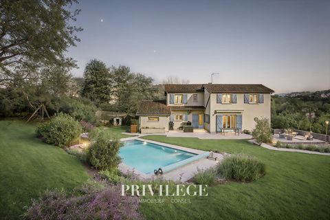 This beautiful house of 203 m2, erected on a plot of 1454 m2 flat, offers comfort, space, practicality just 1 km from the center of Saint-Didier-au-Mont-d'Or. Enjoy a south/west exposure that bathes the house in natural light throughout the day, crea...