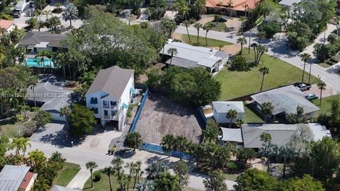 Currently Under Construction. Brand new construction 3 story single family home on Siesta Key. Easy access to the beautiful gulf beach and just one bridge away from the intercoastal. The home is ideally located in Siesta Isles, spacious lawns and lus...