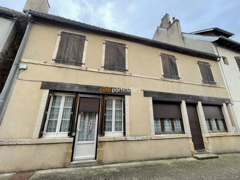 L'agence Côté Particuliers vous propose à la vente cette maison de 136 m2 dans le village d'Ainay-le-Château, accompagnée d'une seconde petite maison indépendante de 25 m2. La maison principale se compose au rez-de-chaussée d'une grande pièce à vivre...