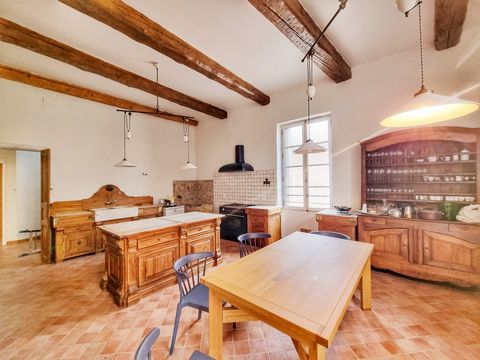 Ideally located between the town hall and the cathedral in a quiet little street, discover this beautiful bourgeois duplex of around 268m². It comprises two reception rooms  a beautiful living room and a dining room, an amazing large kitchen, 4 good...