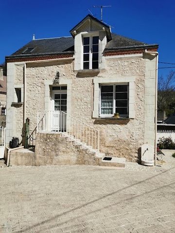 In a village with school and shops on foot, 10 minutes from Amboise, come and discover this village house of approximately 176 m² of living space with outbuildings on land of approximately 880 m². The main house, with a surface area of 145 m² on 2 le...