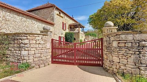 Located on the edge of the Dordogne and Lot rivers, close to the pretty village of Sauveterre-la-Lémance, magnificent stone property with veranda and outbuildings set on a plot of 2919 m². Come and discover this 176 m² stone set tastefully renovated,...