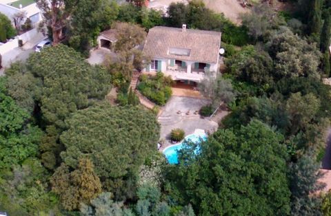 To be renovated, even if the house is pleasant and habitable (and lived) as it is. This former Provençal mansion is located in the lower Issambres, in the Val d'Esquières, in this area sought after for its calm and its proximity to shops and the seas...