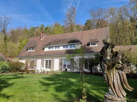 Discover this magnificent house with luxurious amenities in a charming wooded park overlooking the forest and the Aisne. This property in the ideal setting, will enchant you as much by its surrounding greenery as by its perfect exposure. Entering thr...