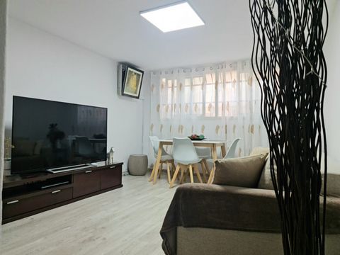 Welcome to our room for rent in Barcelona, ​​an ideal place for those seeking tranquility and comfort in the city. The room has a single bed, with natural lighting that makes it very cozy and bright. Located in an area with green areas and nearby par...