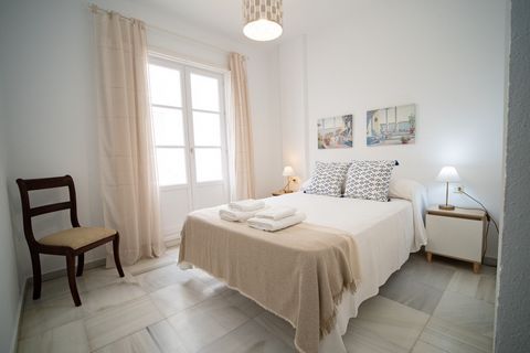 Apartment in the centre of Sanlucar, with an area of 90m2. Composed of a spacious living-dining room, a fully equipped kitchen and three bedrooms, one with a large double bed and another with two beds and the third with a large single bed. Two full b...
