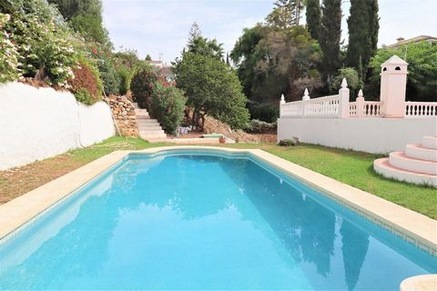 Impressive detached villa on a plot of 1459m2 in a very quiet and secure residential area, less than 2km from the golden beaches of Marbella East. The property consists of a detached villa of 531m2 distributed over two floors and comprises entrance h...
