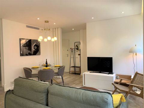 Apartment located on the second floor in a building in the historic heart of Cascais, inserted in a very secure area, surrounded by traditional commerce, restaurants and cafes. It is five minutes from the beaches and the train station to Lisbon. The ...