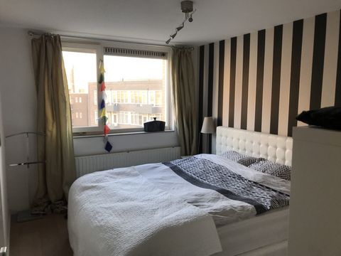 Best location/neighbourhood in Rotterdam. Fully furnished with everything you might need (quality TV + new couch in living room). 3 Bedroom apartment, of which 2 are fully furnished as bedroom. The 3rd bedroom is used as a walk in closet and office s...