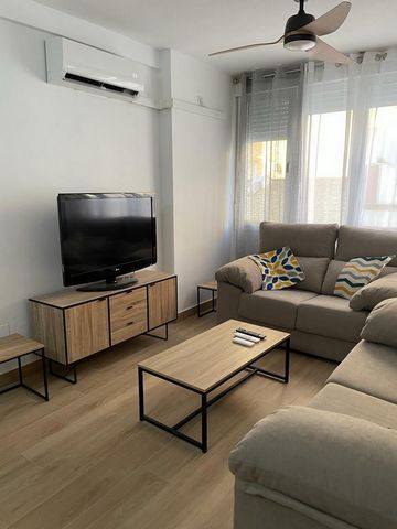 We welcome you to our flat Lealtad2 Triana. This flat has been newly refurbished and renovated with new minimalistic and modern decoration. It consist of a fully equipped kitchen with full size fridge/freeze, over, microwave, electric hob and washing...