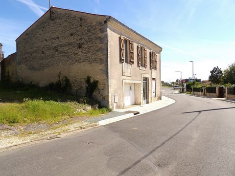 In the charming village of Saint-Savinien, close to the town hall and the city center, two-storey house of 185 m2 living space possible with garden being divided to create 3 dwellings. Building permit granted. Currently on the ground floor: Plateau t...