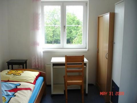 Fully furnished room with garden and parking possibilities. Bathroom, kitchen is shared with other people. Internet is included. There is good access to public transportation to the city center.