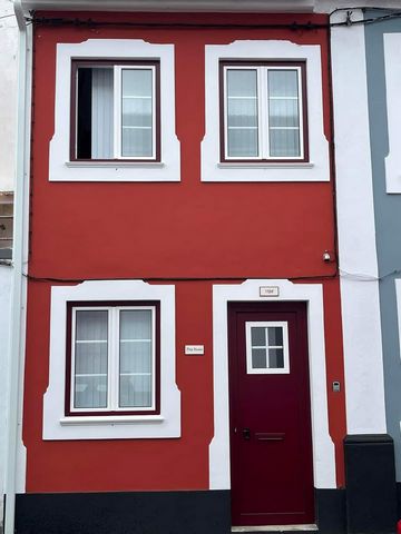 Independent house, in the historic center of Angra do Heroísmo. On Rua de São Pedro, you can find various services, such as a hairdresser, clinic, restaurants, you can also walk everywhere (Centro de Angra) there is also a café and a market 50m away....