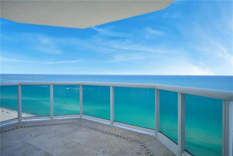Direkt Oceanfront Condo 3B / 3BA hörnenhet med oändlig havsutsikt. Denna enhet har uppdaterat kök, marmorgolv, fönster från golv till tak, två balkonger, nytt primärt badrum, klädkammare och privat balkong. Byggnad i världsklass med 5-stjärniga bekvä...