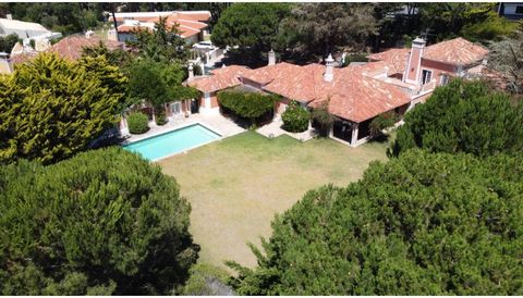 6 bedroom villa with traditional construction, with project signed by the architect Thiago Braddell, in Quinta da Marinha, in Cascais. With a construction area of about 700 m2, it is inserted in a plot of land with 1,900 m2 with a fantastic garden an...