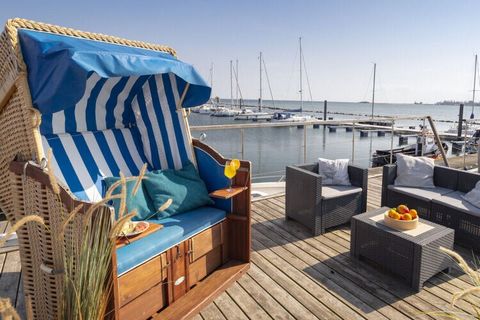 Ihr Zuhause für die schönste Zeit im Jahr liegt direkt auf dem Wasser im Yachthafen von Burgstaaken.