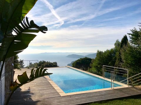 Exceptional sea and coastal views from this elevated property......In the heart of Rayol, villa with beautiful amenities and stunning views of the sea, the Golden Islands and Cap Negre.Enjoying a soothing calm, the villa with an area of approximately...