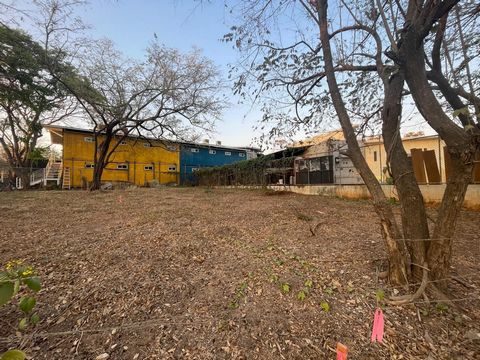 This prime lot is located in the well-known community of Tamarindo, on the main street, making it perfect for either residential or commercial development. Situated in the vibrant town of Tamarindo, only 10 minutes walk to the beach and to the center...