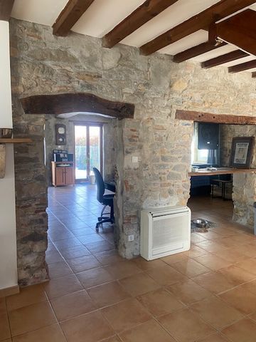 In the village of Saint-Martin-de Hinx, close to amenities (bakery, pharmacy, schools, town hall, etc.) 20 minutes from the beaches of Hossegor, 25 minutes from Dax, discover this charming renovated 1900 house, on a plot of 681m2. A large living room...