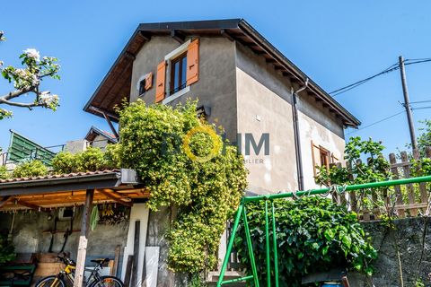 Dohm real estate invites you to discover: quiet in a cul-de-sac, completely renovated house, warm and welcoming, 3 spacious bedrooms upstairs, separate kitchen, beautiful living-dining area. Beautiful terrace with breathtaking views of the Salève, ve...
