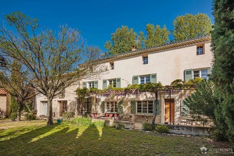 Magnificent authentic Mas (Old Provencal farmhouse) fully restored and dating from end 19th century, at 10 minutes walking distance from the center of the charming town L'Isle sur la Sorgue. The main house offers 468 m2 of living space in global area...