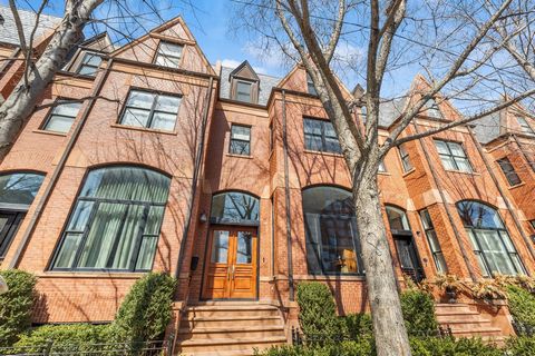 Award-winning east Lincoln Park rowhome with savvy floorplan! Exceptional first floor living space with abundant light from beautiful, south facing windows and 14' tall ceilings. Large kitchen-great-room custom layout is designed to make living and e...