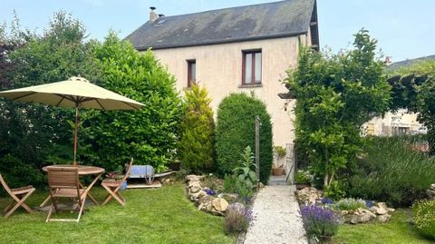 Situated in the  countryside village of Gourdon-Murat, is this spacious 4 bedroom stone house with attached storage building. With a garden of 310m2 at the front of the house you will enjoy a quiet spot in the centre of this small commune. Entering t...
