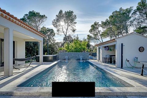 Come and discover 5 minutes from Uzes, in a very popular village and in the heart of lush greenery, this contemporary villa of 219m2 entirely on one level. This living space has been designed to enjoy indoor-outdoor living around the swimming pool an...
