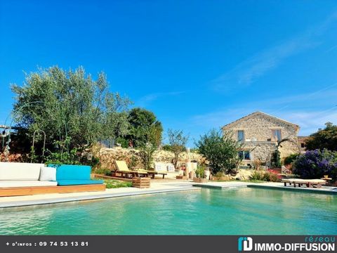 Mandate N°FRP144512 : Located a few kilometers from Goudargues, implanted in the heart of its 11 hectares of vines & olive trees. Stone property carefully renovated and made up of two adjoining buildings. A main part of more than 300m2, with spacious...