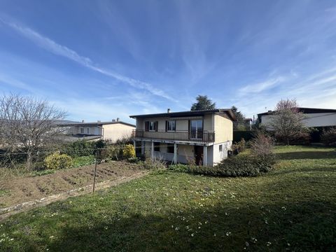 EXCLUSIVELY, 5 MINUTES FROM ANNECY, IN THE TOWN OF CRAN-GEVRIER, A DETACHED HOUSE, WITH A TOTAL AREA (ANNEXES INCLUDED) OF 140M2 OR CURRENTLY 94M2 HABITABLE ON A PLOT OF 1582M2, RARE ON THE SECTOR. THE HOUSE HAS A GROUND FLOOR INCLUDING A GARAGE, A C...