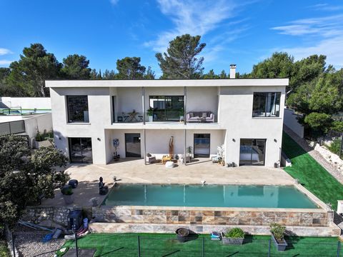 At the gates of Avignon, 5 minutes from the A8 motorway, 15 minutes from the TGV station, this splendid Contemporary villa with inverted spaces with panoramic view of Mont Ventoux and the Dentelles de Montmirail. Are you dreaming of a residence that ...