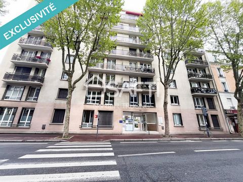 Located in Issy-les-Moulineaux, this 70m2 T3 apartment offers an ideal living environment close to public transport (RER C, tram 2, future line 15). The secure residence promotes friendly living with a shopping center 3 minutes' walk away, offering a...