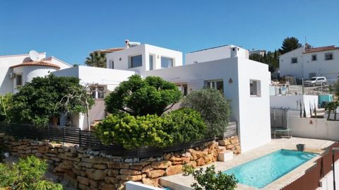 A house that will make you happy. The electric outside gate opens and you can park a large car or two smaller ones in the driveway. Then you enter the Ibizan house through a beautiful wooden door. You immediately notice the parquet floor. A free-floa...