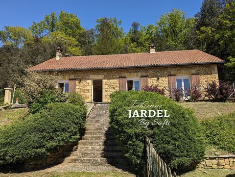 Fabienne Jardel presents a traditional house of approximately 107 m² of living space located on a plot of 8,016 m² located a few steps from the town center of Carsac-Aillac, a dynamic and highly sought-after town in Périgord Noir, only 10 km from Sar...