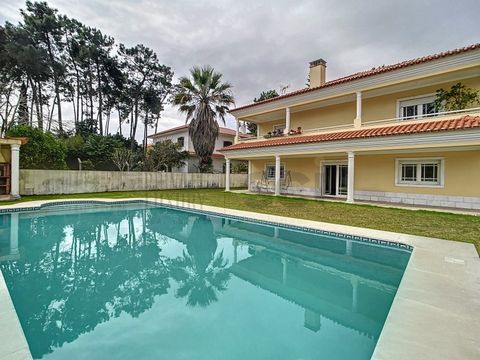 The villa in Aroeira is truly a luxurious and well-equipped residence, designed to provide comfort, leisure and energy efficiency. Let's explore more details about this amazing property: Basement: Interior and exterior access to the garage, with capa...