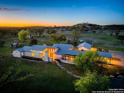 3 CREEKS Ranch - 119+/- Acres - Live Spring - 3 acre Clay Bottom Lake - Custom Home- Every detail carefully chosen to ensure a luxurious, comfortable home featuring wood & stone sourced from this historic ranch. Enjoy the perfect mix of open spaces &...