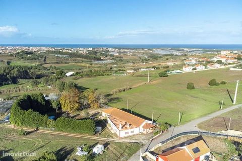 Excellent property for sale in a residential area near the beaches of Santa Cruz, located on Rua dos aeroplanos, Bombardeira. Property in Bombardeira with 450 m2 of construction on a plot of 1900 m2 Property with immense potential with the possibilit...