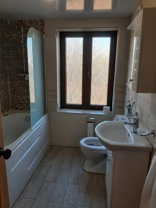 Price: €40.000,00 District: Vratsa Category: House Area: 150 sq.m. Plot Size: 5000 sq.m. Bedrooms: 2 Bathrooms: 1 Location: Countryside Refurbished and furnished country house with garage, barn and great panoramic views situated in a small village 45...