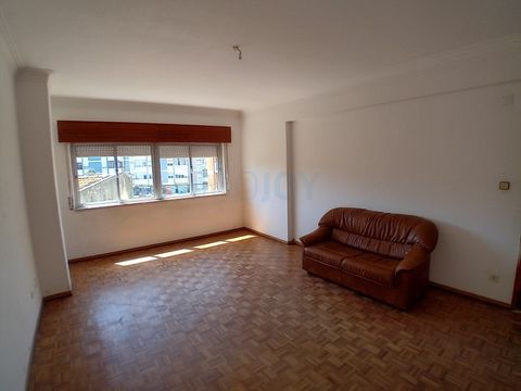 Looking for a new home to customise to your liking? This is the perfect opportunity! Located in Massamá, this 2 bedroom flat offers the space and potential you are looking for. Despite needing some work, this flat has an excellent base to create your...