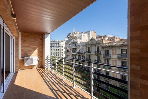 In the left Eixample, on Aribau street, near Diagonal, we find this magnificent apartment with 5 bedrooms, 3 bathrooms and 170 meters. There is a parking option on the same building. The day area is very well differentiated. In the day area we find: ...