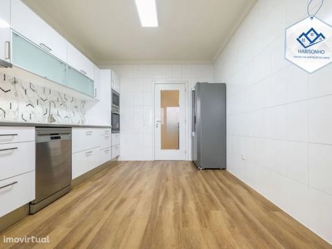 Descubra o conforto e a elegância neste apartamento T3 renovado, situado em Valongo. O imóvel contém uma cozinha moderna com lavandaria, uma ampla sala com varanda para desfrutar de momentos relaxantes, duas casas de banho, sendo uma delas suíte para...