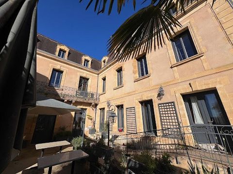 INTERACTIVE REAL ESTATE AUCTION. hotel, restaurant, bar, bed and breakfast, in the heart of the village of BELVES, Superb building with its outdoor terrace, large dining room. 20 rooms on two floors. This property can be rehabilitated into a hotel, a...