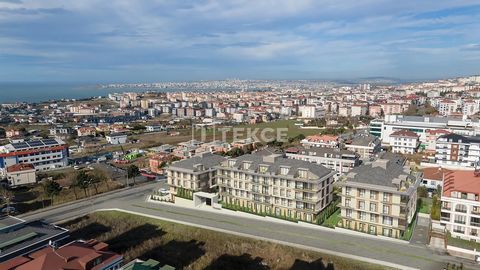 Chique Appartementen in een Complex met Zwembad in Istanbul Beylikdüzü De appartementen zijn gelegen aan de Europese kant van Istanbul. Beylikdüzü heeft een kust aan de Zee van Marmara. De attractie groeit snel richting de regio vanwege de nieuwe jac...