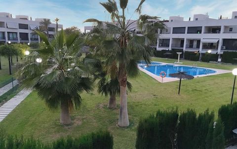 Beautiful duplex on a corner of 150 m2, very bright, with its own 35m2 garden, underground parking space and storage room, in an urbanization with large green areas, swimming pools, common areas and views of the golf course. Located on the corner and...