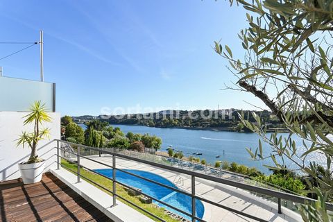Fantastic five bedroom house with a view of the river! This house comprises three bedrooms, a dining- and living room, a room for leisure, an equipped kitchen, laundry room, two bathrooms, two bathrooms for guests, a private elevator, spa area with j...