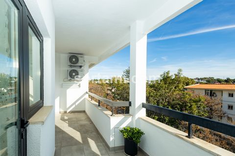 Excellent one bedroom apartment, for sale in Quarteira, completely renovated, very close to the beaches. The apartment comprises a living room, kitchenette, one bedroom en-suite, two bathrooms, an entrance hall and a large balcony with a panoramic vi...