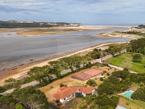 This magnificent four-bedroom villa is situated on the front line of Óbidos Lagoon, very close to Foz do Arelho. With a total area of 6200 sqm and a construction area of 352 sqm, this property boasts a privileged location, just a few steps from the l...