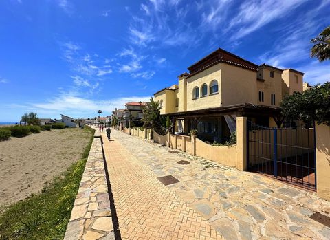 WONDERFUL FRONT LINE BEACH TOWNHOUSE ! Located in Casares Costa, within a quiet and private complex, with green areas, communal pool and direct access to the wonderful sandy beaches and its extensive promenade that connects the entire Costa del Sol, ...